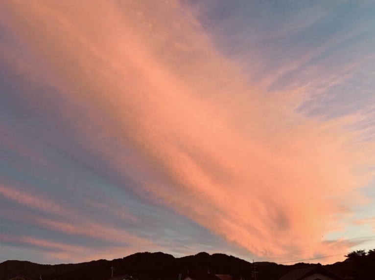 オレンジ色に染まる夕焼け空と静かな住宅街