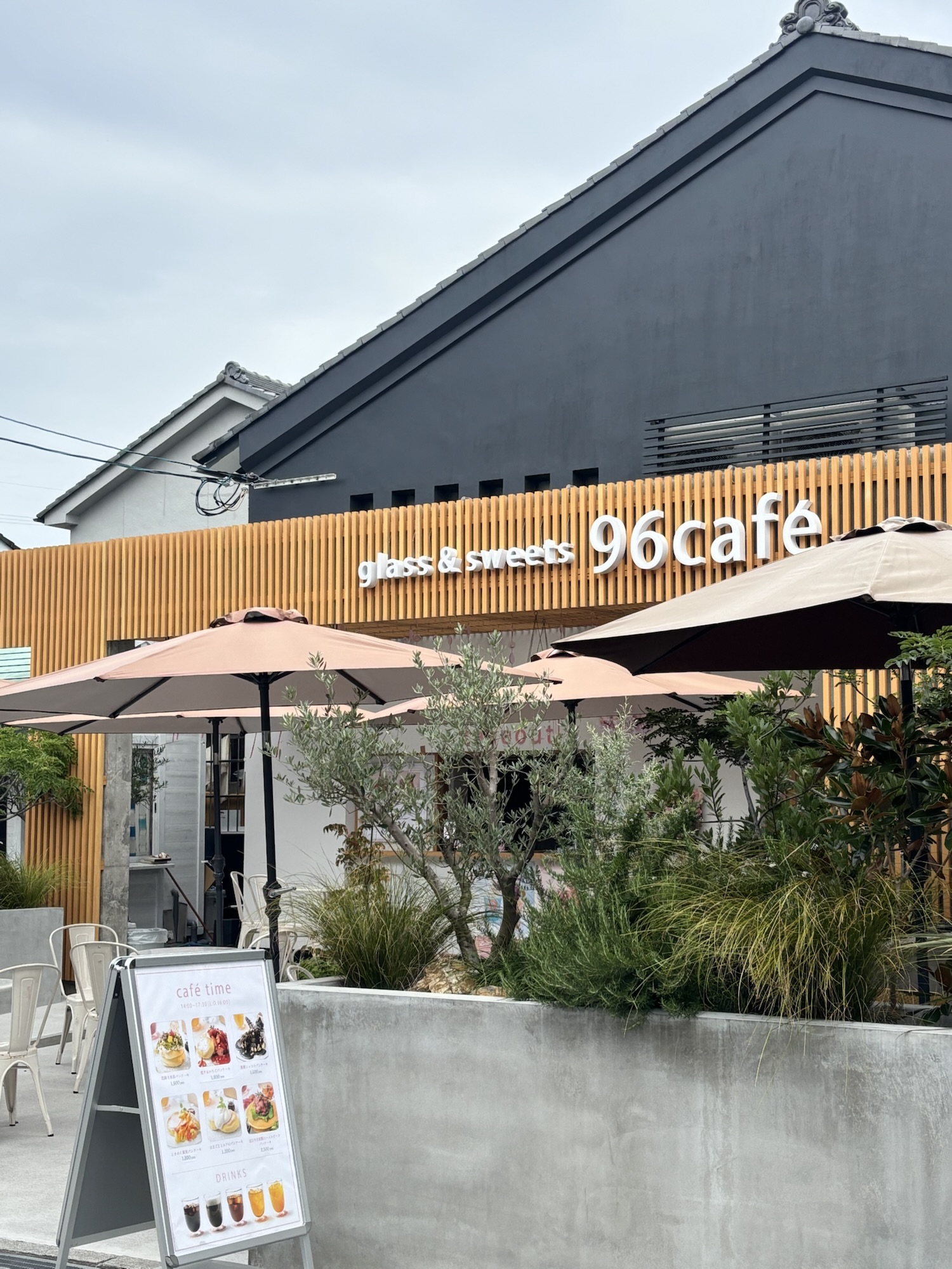 長浜黒壁スクエアのカフェ96Caféの外観とテラス席