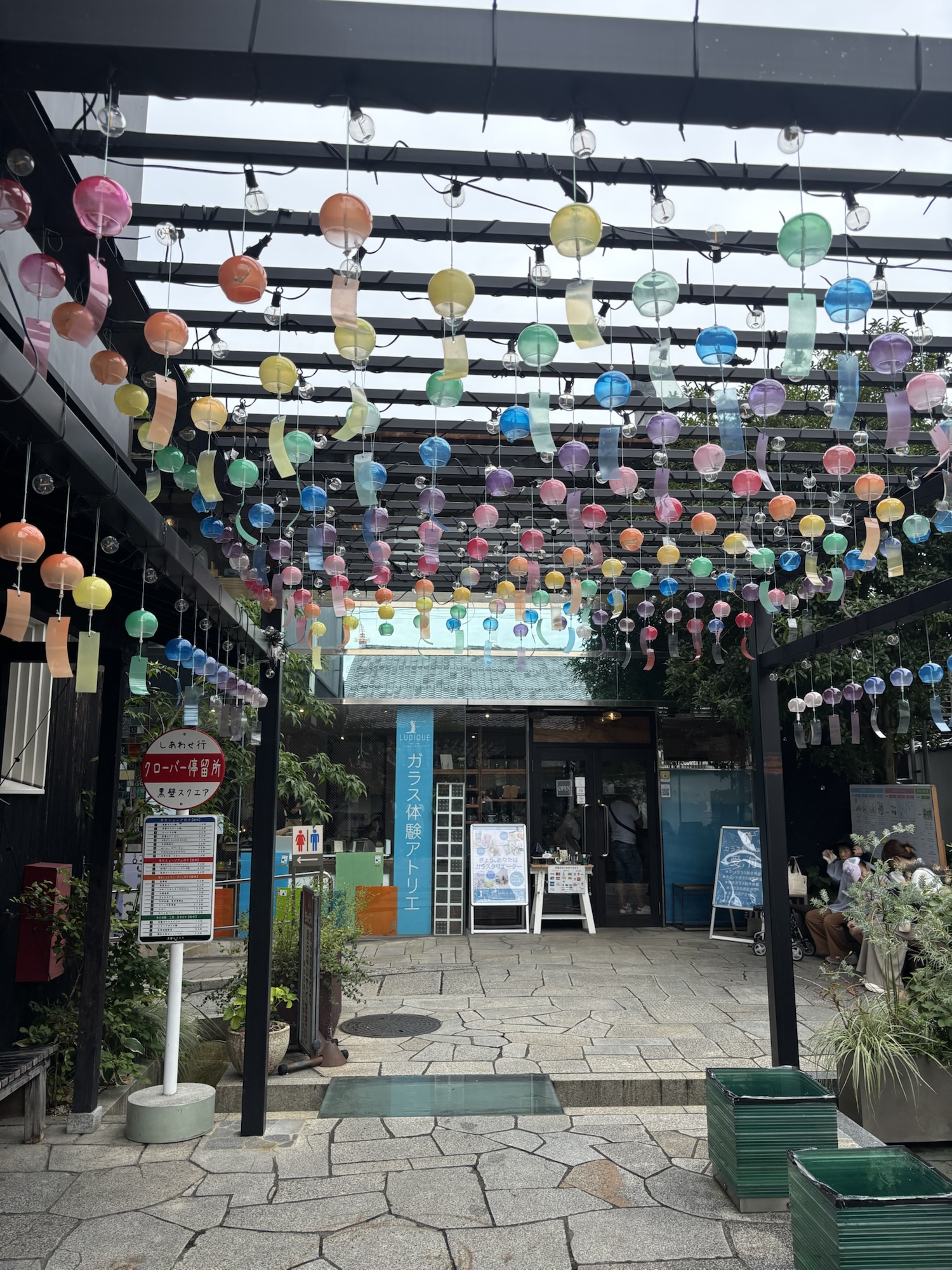 黒壁スクエアに並ぶカラフルな風鈴の風景