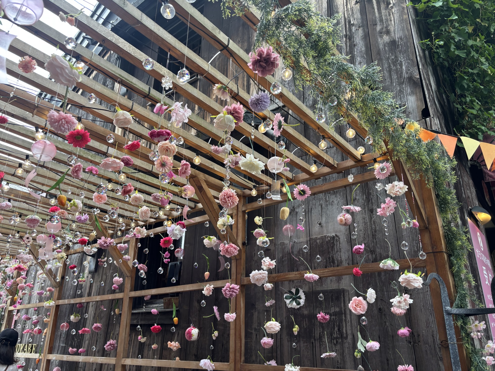 黒壁スクエアの通りに飾られた花の装飾