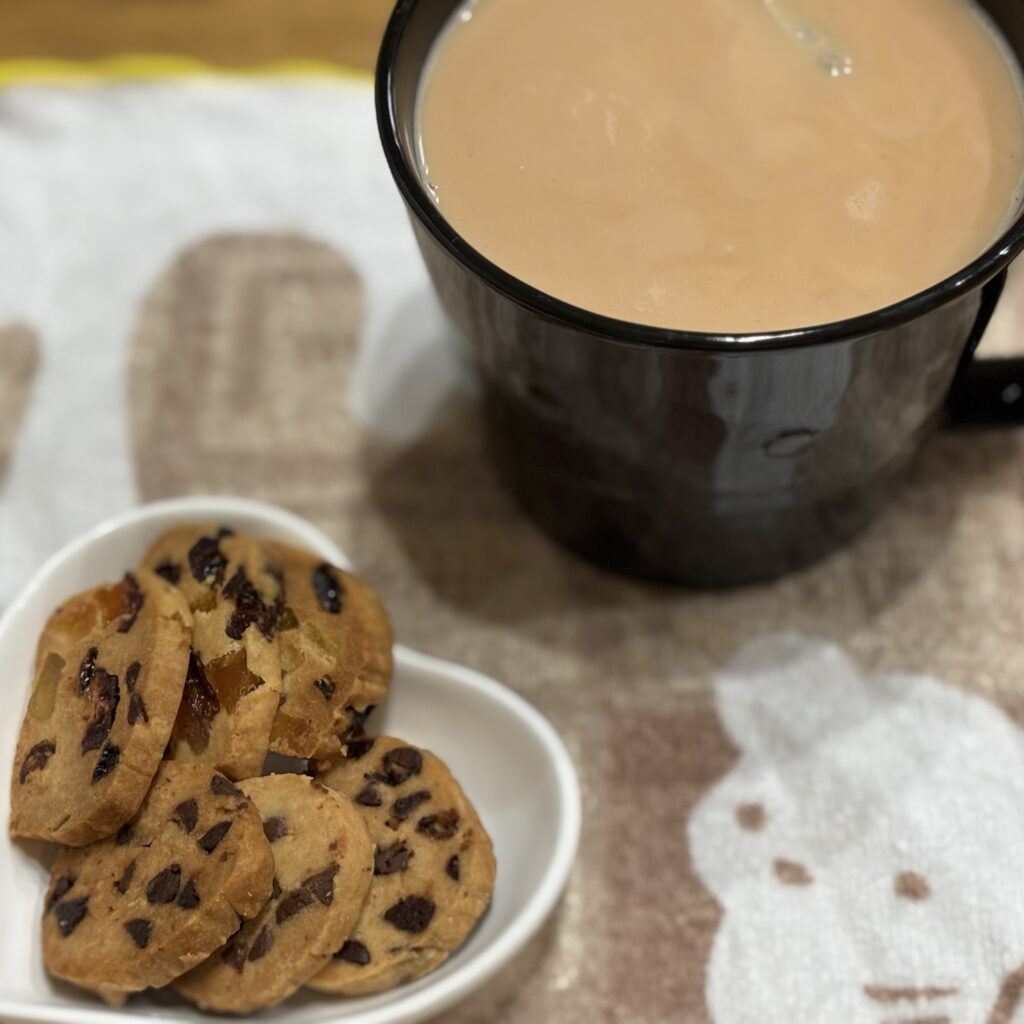 おやつの時間、温かい飲み物とクッキー