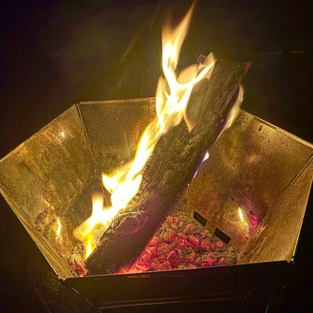 焚き火台で燃える薪と赤く光る炭
