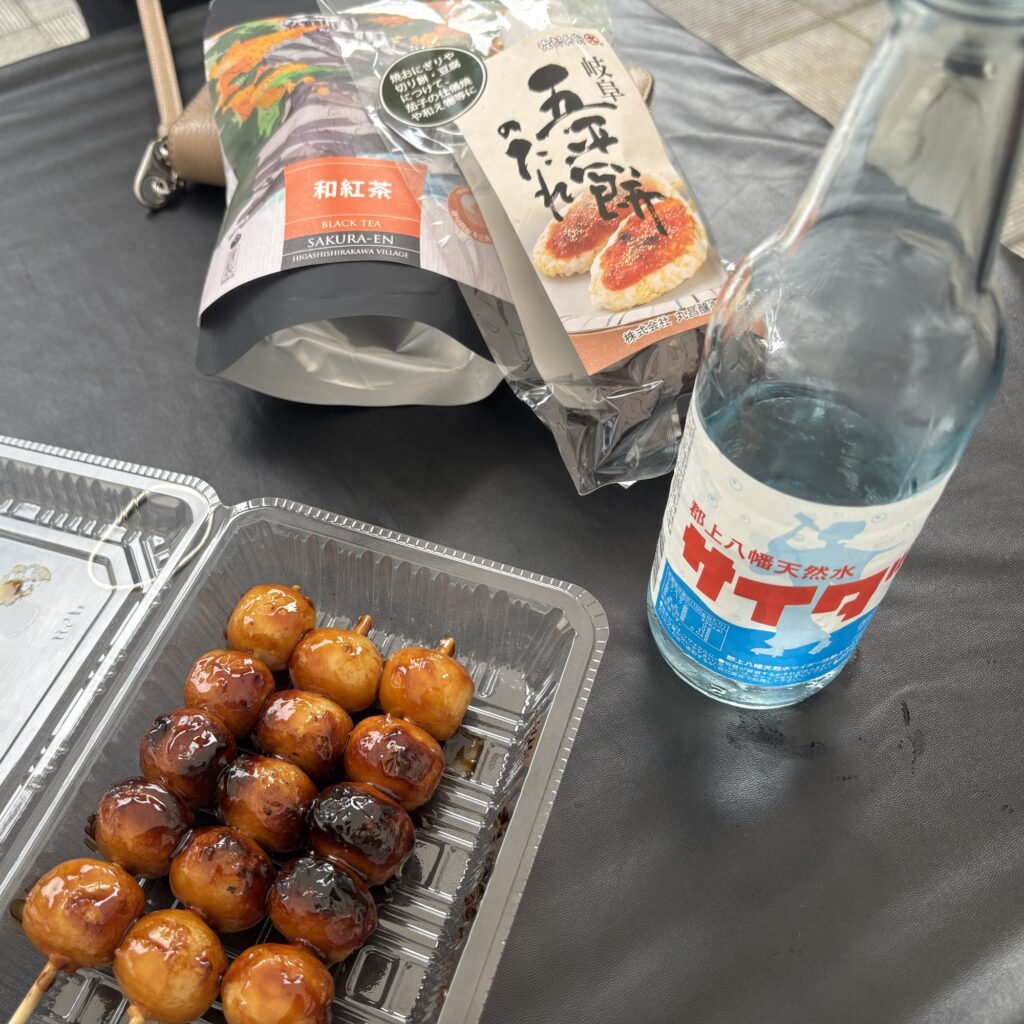 みたらし団子と和紅茶、ご当地サイダーのお土産
