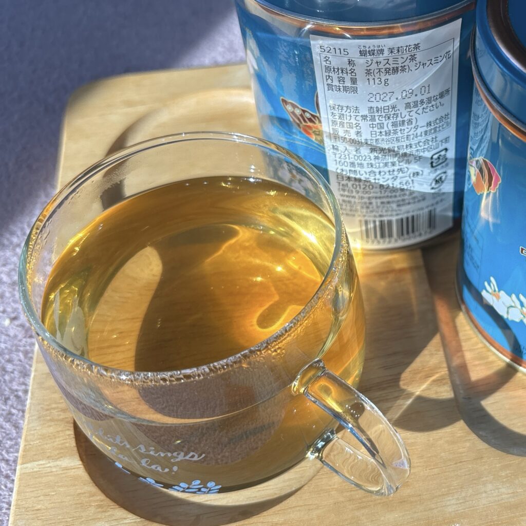 光を受けたジャスミン茶、静かな時間