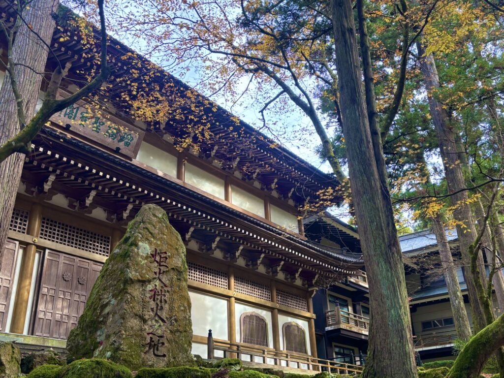永平寺の歴史ある建物と秋の木々