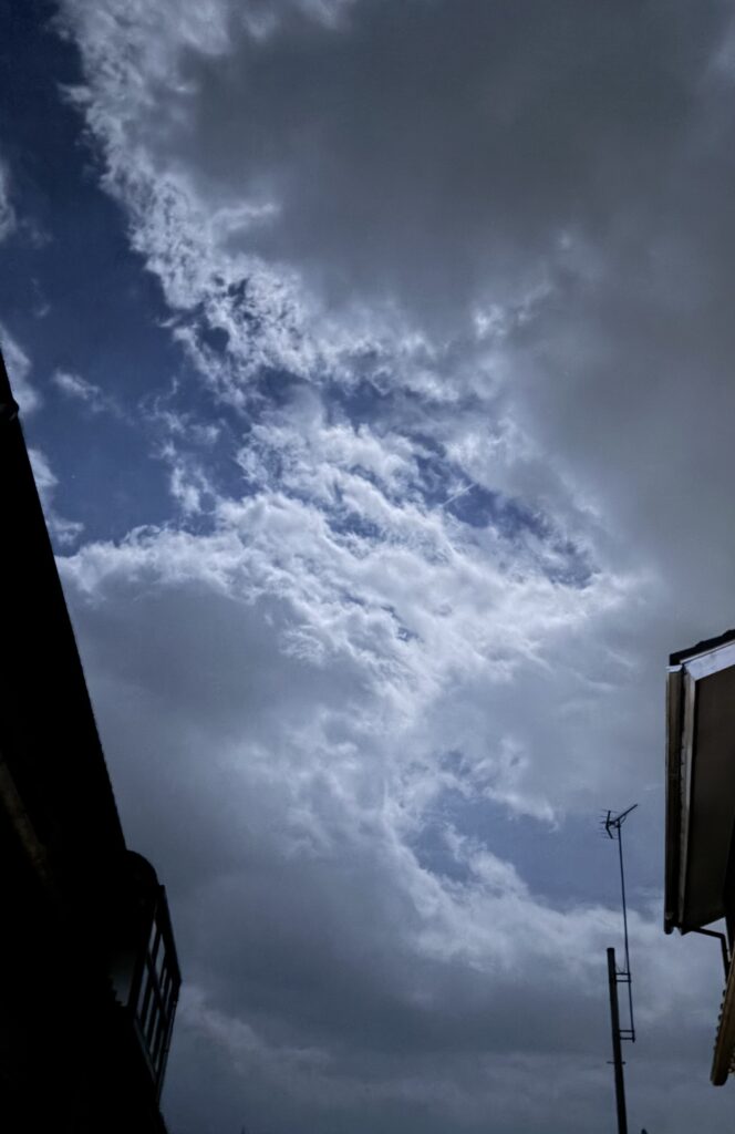  雲の隙間から青空が見える曇り空