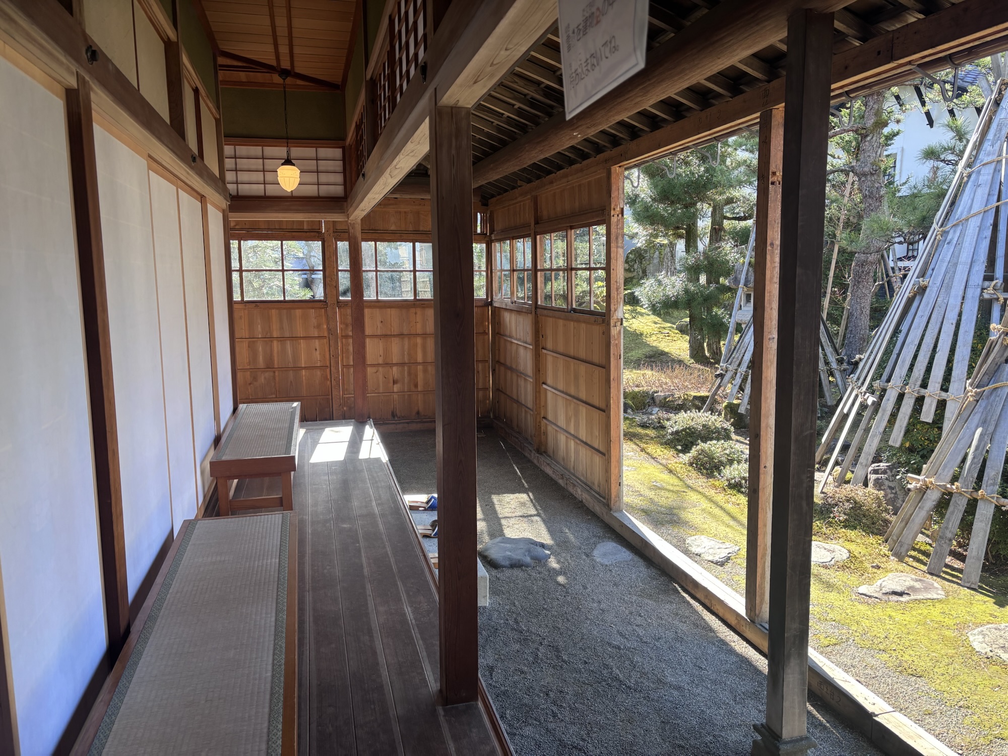 武家屋敷の縁側と庭に差し込む光