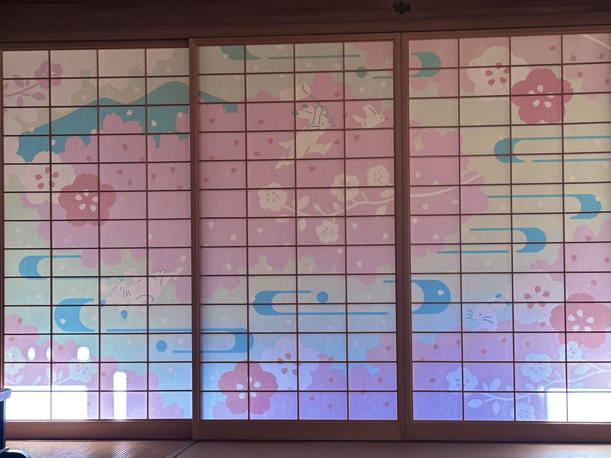桜模様の障子のデザイン