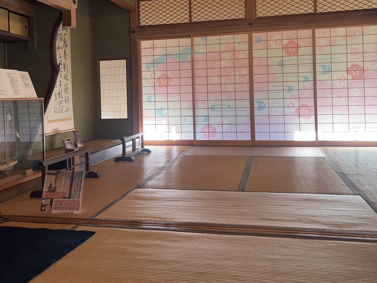 花模様の障子がある武家屋敷の和室