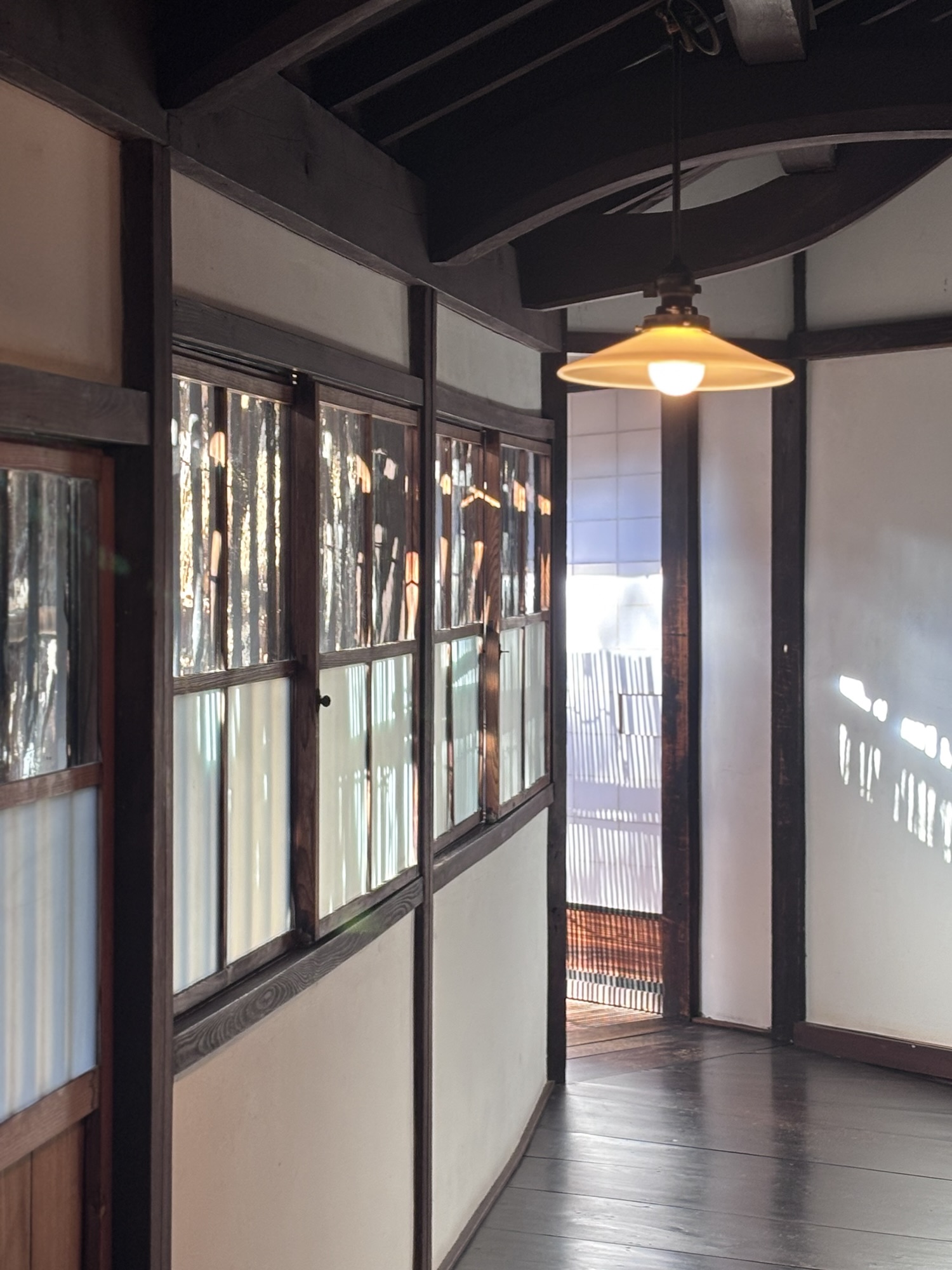 武家屋敷の廊下に差し込む光