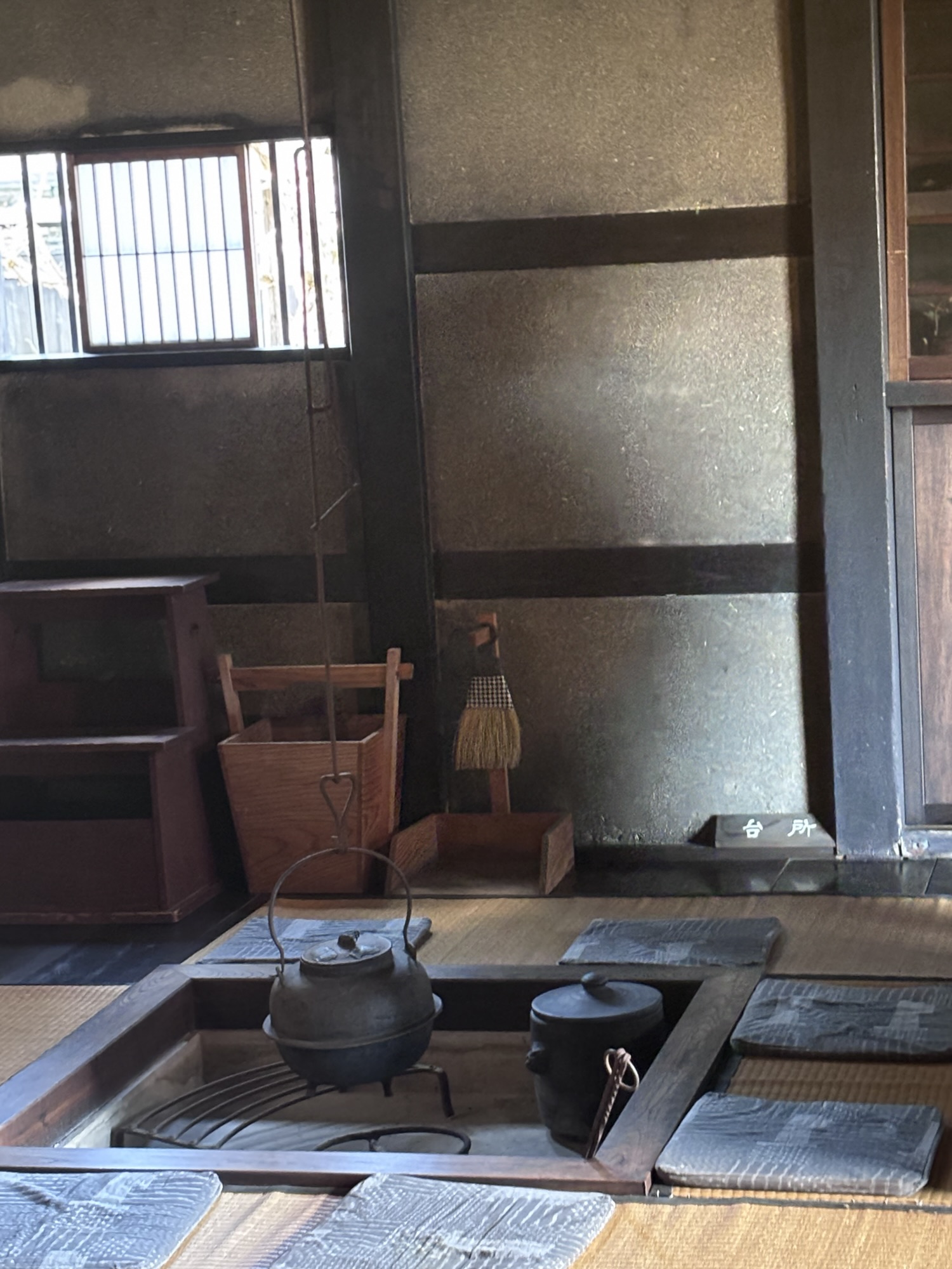 囲炉裏のある武家屋敷の室内