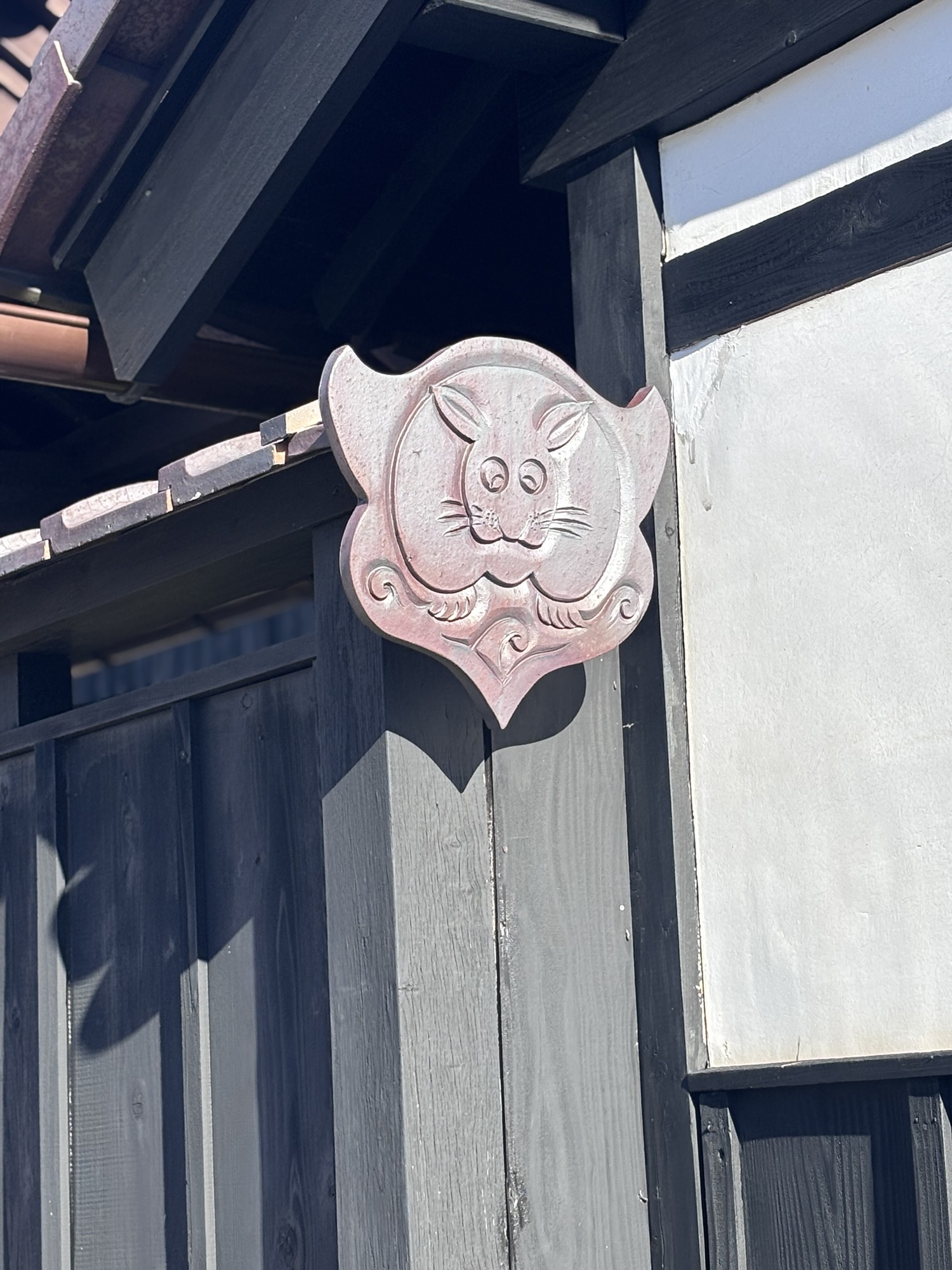 うさぎのデザインが施された瓦の装飾