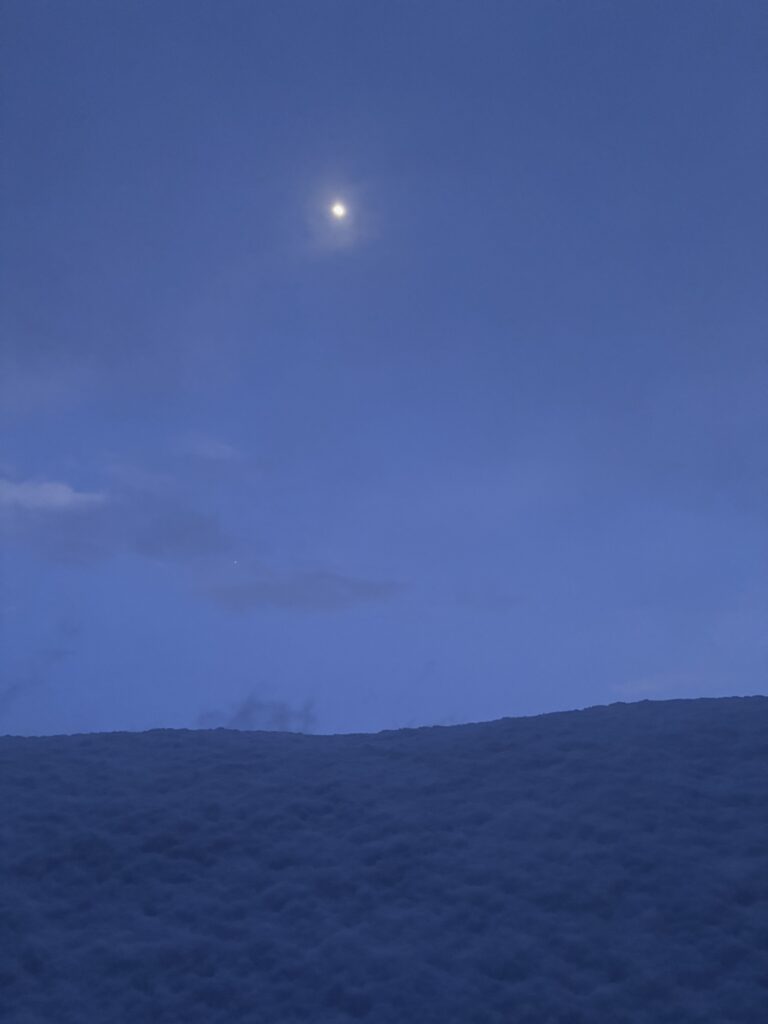 はじめての一歩のように静かに浮かぶ月