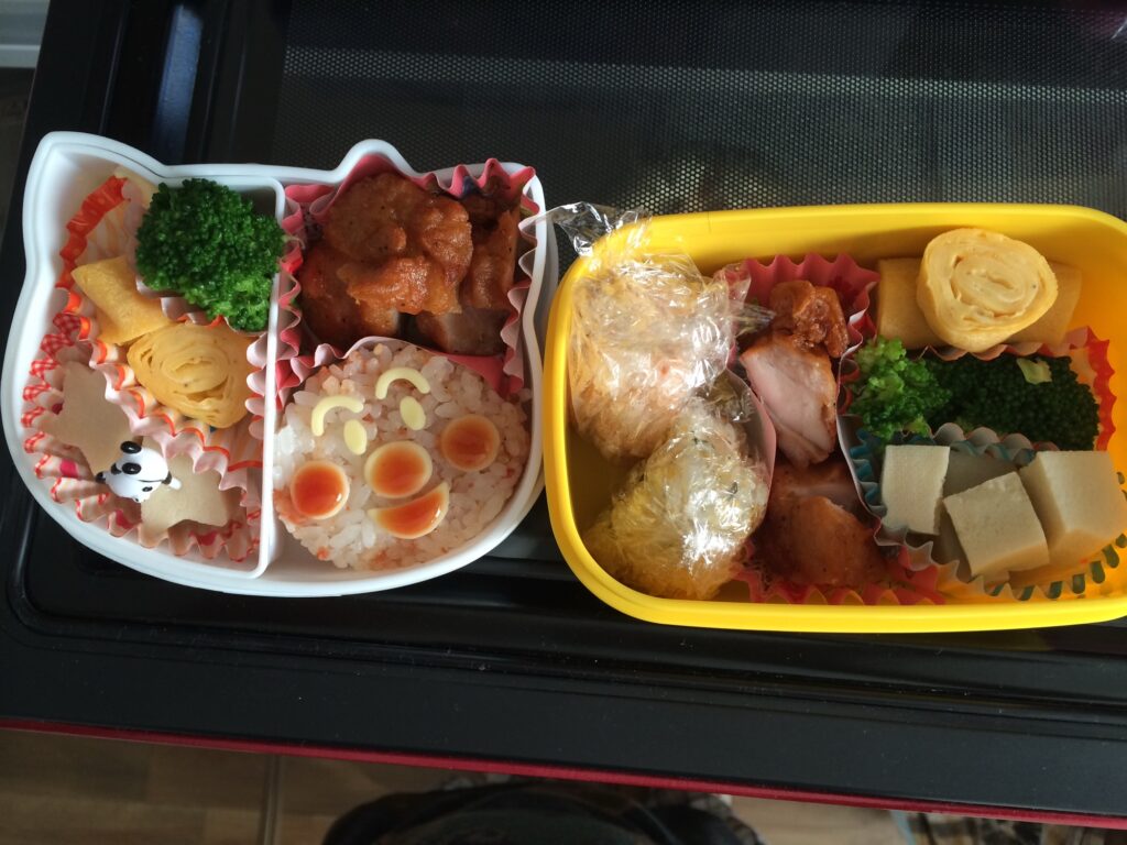 アンパンマン風のごはんと卵焼き、唐揚げが入った子どもの手作り弁当