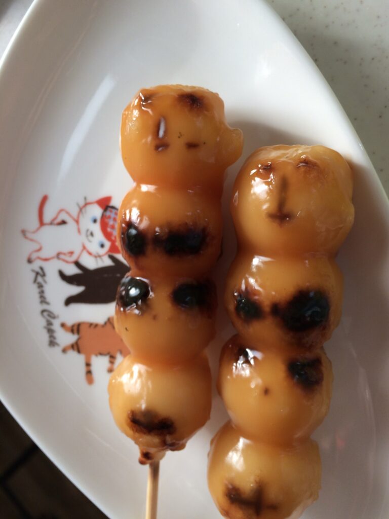 「にっこりした表情に見える焼き目のみたらし団子