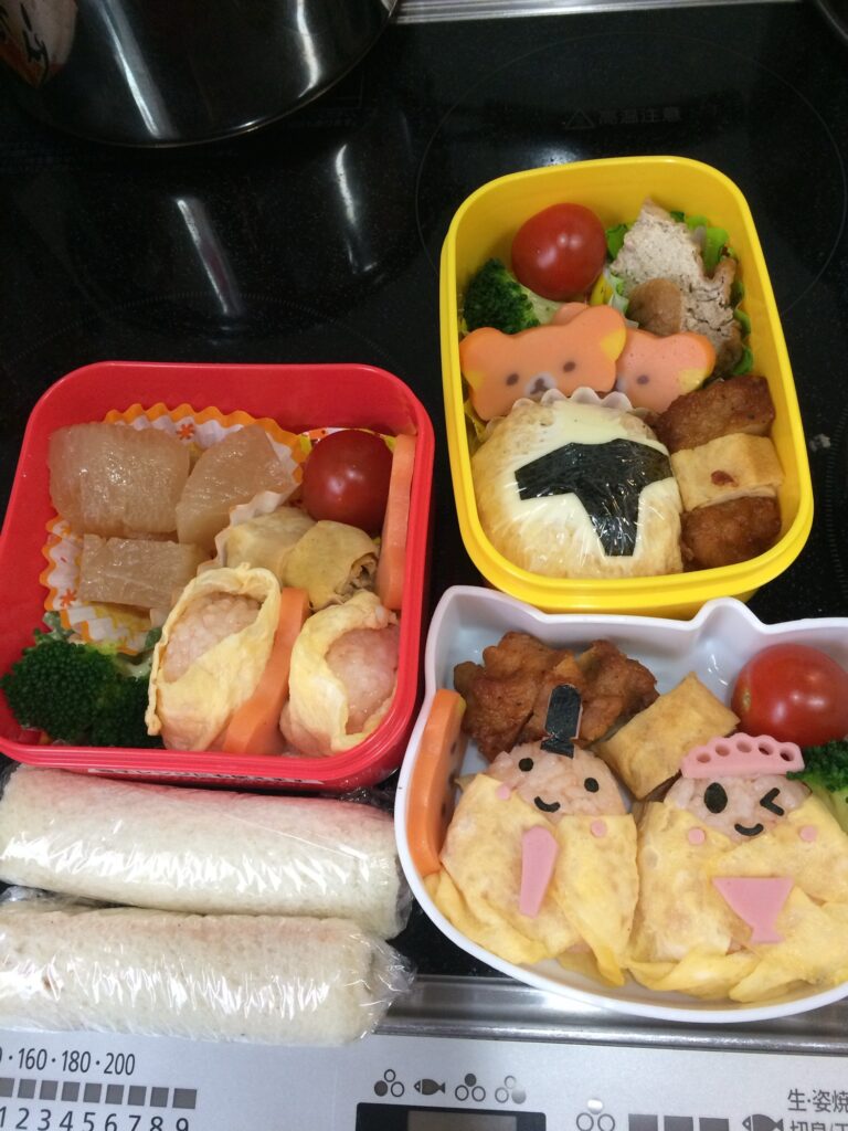 ひなまつりらしい飾りを入れた三つの手作り弁当
