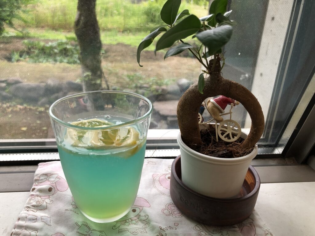 暑い日のあとに作った、レモンを浮かべた爽やかな飲み物と窓辺の光