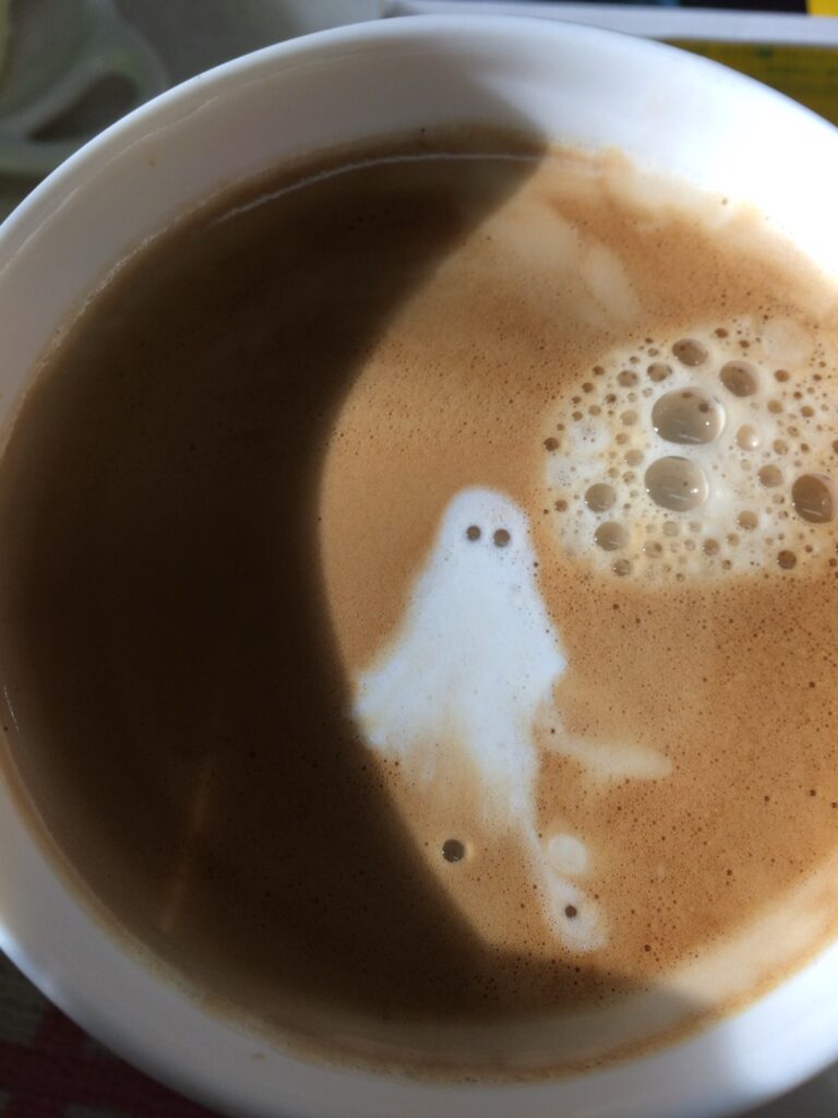「ミルクティーの泡がおばけのような形に見えるカップ