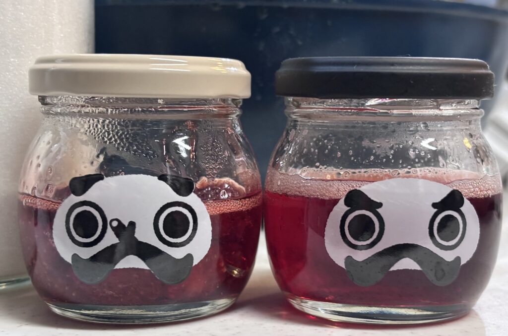 永平寺のだるまプリンのガラス容器に入れたいちごジャムといちごシロップ