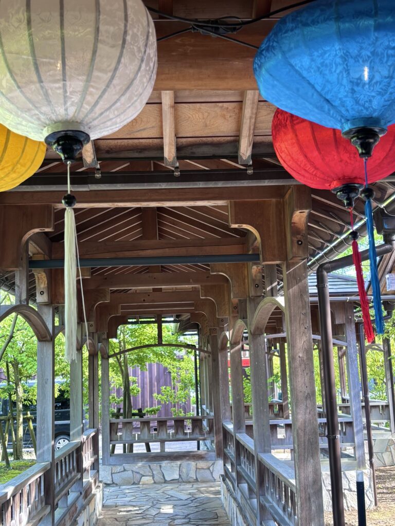 福井県あわら温泉の芦湯にある色鮮やかな提灯と足湯