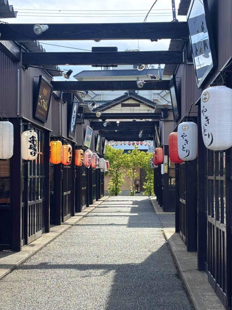 福井県あわら温泉のおかげ横丁に並ぶ提灯と通りの風景